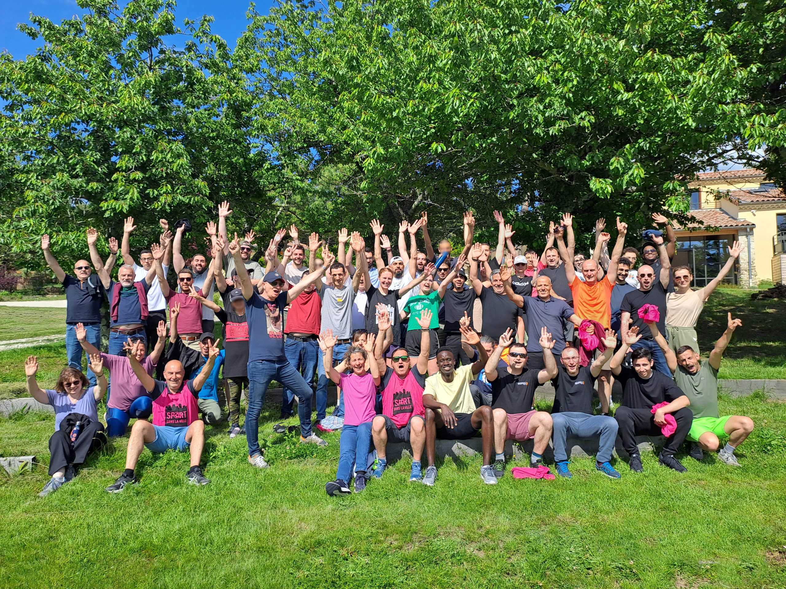 Équipe SEIPRA Score Collaborateurs de SEIPRA Score qui posent avec enthousiasme devant un arbre, en plein air, sous le soleil